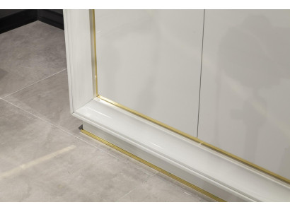 Moderna in udobna bela omara z luksuznim prostorom za shranjevanje