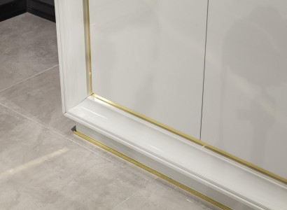 Moderna in udobna bela omara z luksuznim prostorom za shranjevanje