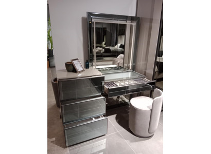 Moderen luksuzni toaletni mizica z elegantnima 2-delno stolu. Nova siva konzola