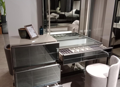 Moderen luksuzni toaletni mizica z elegantnima 2-delno stolu. Nova siva konzola