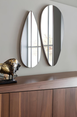 Rjav jedilni miza z 9 stoli in nočno omarico