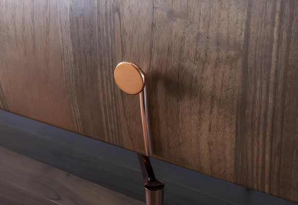 Set s 10 kosi z stoli in omaro iz rjavega lesa