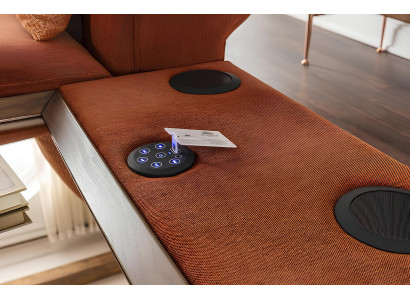 Sofa s tremi sedeži v modro-oranžni tkanini