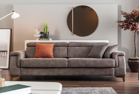 Siva kavč s tremi mesti in funkcijo postelje