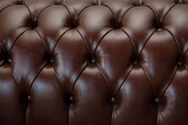 Nov oblazinjen Chesterfield dvosed