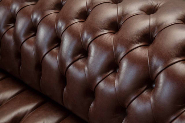 Nov oblazinjen Chesterfield dvosed