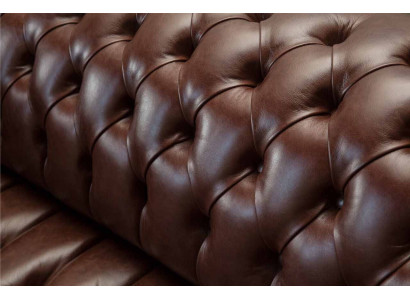 Nov oblazinjen Chesterfield dvosed