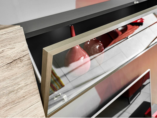 Moderna stenska enota za dnevno sobo s sivimi policami in televizijskim stojalom