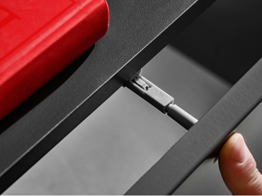 Moderna stenska enota za dnevno sobo s sivimi policami in televizijskim stojalom