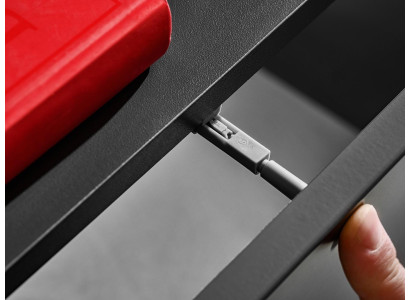 Moderna stenska enota za dnevno sobo s sivimi policami in televizijskim stojalom