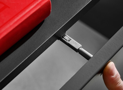 Moderna stenska enota za dnevno sobo s sivimi policami in televizijskim stojalom