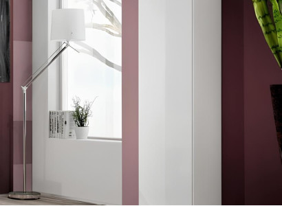 Luksuzna bela lesena vgradna omara s sodobnim dizajnom za dnevno sobo