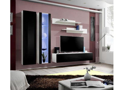 Sodobna stenska enota z visečo razstavno omarico za TV in policami v dnevni sobi