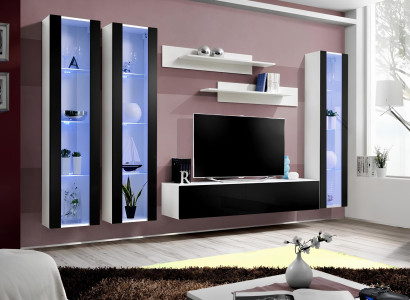 Sodobna stena za dnevno sobo z policami in visečimi vitrinskimi omaricami