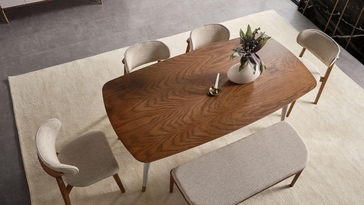 Eleganten set, ki vključuje jedilno mizo in 4 stole + klop v bež barvi