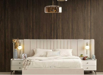 Obložena pohištvena garnitura za belo spalnico z elegantno zakonsko posteljo in 2 nočnima omaricama