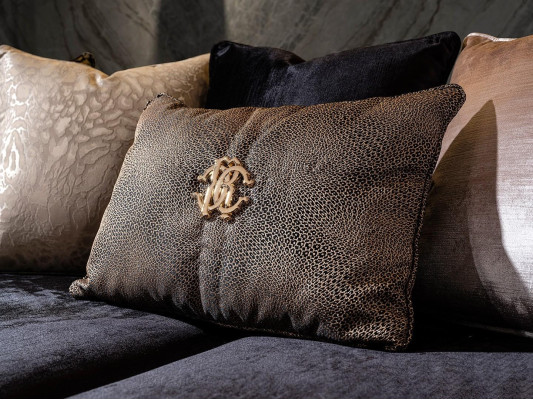 Trosedni kavč z okrasnimi blazinami za dnevno sobo 230cm