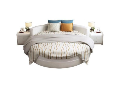 Sodobna črna postelja z elegantnimi detajli in klopjo