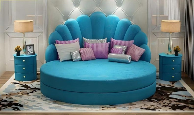 Eleganten okrogel bel postelja z vijoličastim žametnim tapetom za moderno spalnico