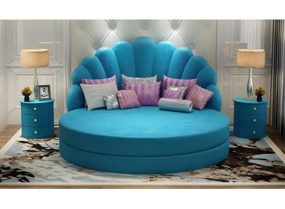 Eleganten okrogel bel postelja z vijoličastim žametnim tapetom za moderno spalnico