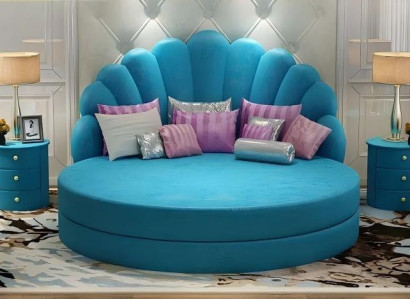 Eleganten okrogel bel postelja z vijoličastim žametnim tapetom za moderno spalnico