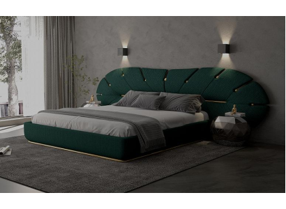 Postelja z oblazinjenimi detajli za moderno spalnico