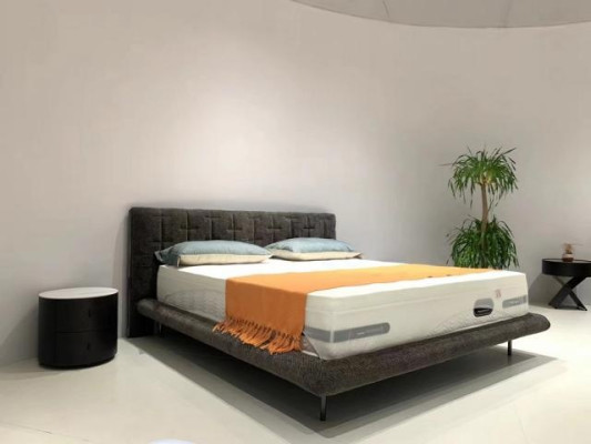 Moderna siva oblečena postelja