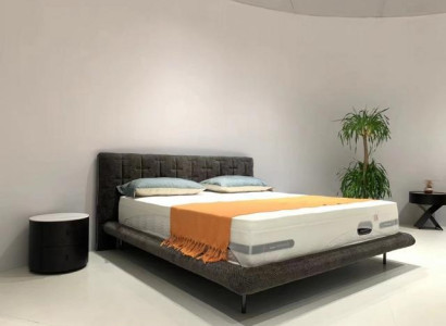 Moderna siva oblečena postelja