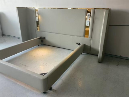 Luksuzna oblikovana postelja v bež barvi z LED osvetlitvijo, zlatim okvirjem in modernim naslonjalom