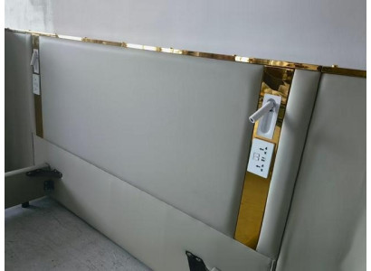 Luksuzna oblikovana postelja v bež barvi z LED osvetlitvijo, zlatim okvirjem in modernim naslonjalom