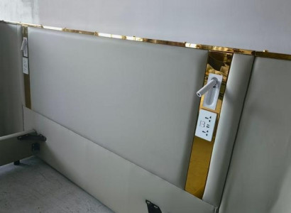 Luksuzna oblikovana postelja v bež barvi z LED osvetlitvijo, zlatim okvirjem in modernim naslonjalom