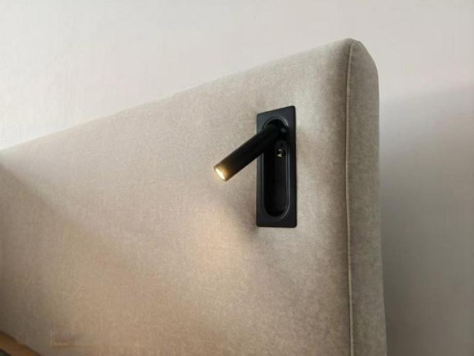 Moderna postelja v bež barvi z LED osvetlitvijo in luksuznim oblazinjenjem