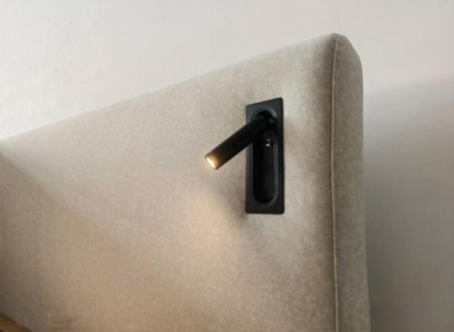 Moderna postelja v bež barvi z LED osvetlitvijo in luksuznim oblazinjenjem