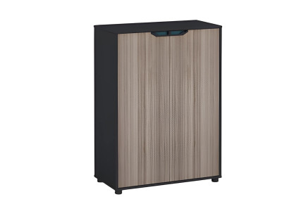 Moderna omara z videzom rjave in črne lesa ter kakovostnimi shranjevalnimi predali