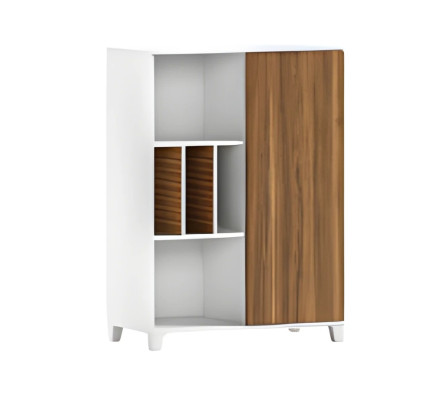 Moderna bela omara z odprtimi policami in elegantnimi vrati