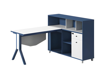 Belo in črno pisarniško mizo s prostorom za shranjevanje, odprtimi policami in elegantnimi nogami