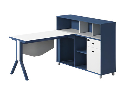 Belo in črno pisarniško mizo s prostorom za shranjevanje, odprtimi policami in elegantnimi nogami