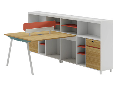 Moderna pisalna miza z shrambo in oranžno polico