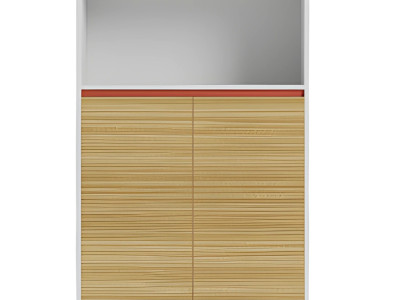 Moderna pisalna miza z policami iz lesa in rdečimi akcenti v elegantnem dizajnu