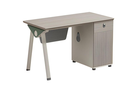 Bežna pisalna miza z lesnim videzom in modernim shranjevanjem za pisarno in dom