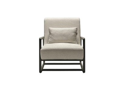 Moderna tkaninska fotelja z leseno strukturo