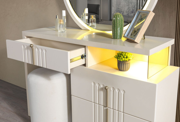 Eleganten toaletni mizica s ogledalom