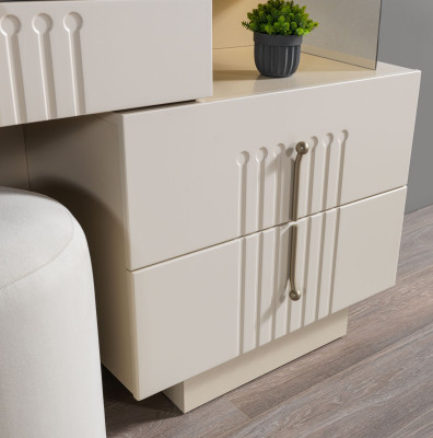 Eleganten toaletni mizica s ogledalom