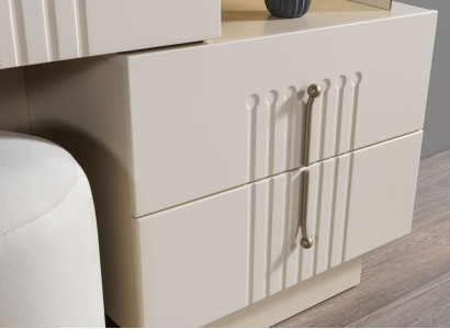 Eleganten toaletni mizica s ogledalom