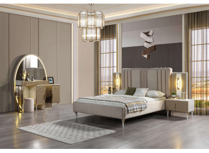 Postelja s tremi nočnimi omaricami