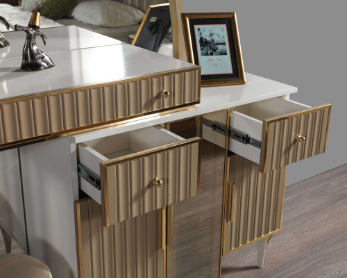 Moderna nočna omarica s ogledalom