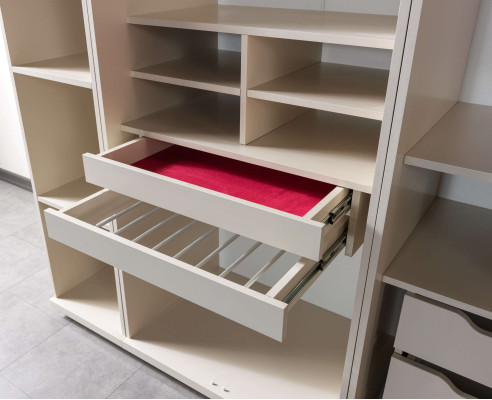 Moderna kotna omara z velikim vzorcem