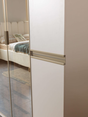 Moderna kotna omara z velikim vzorcem