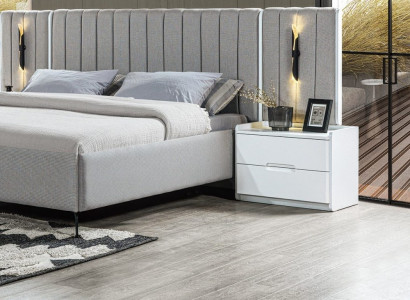 Moderna bela nočna omarica