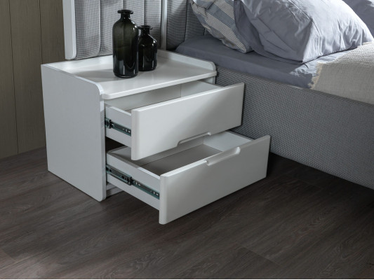 Moderna bela nočna omarica